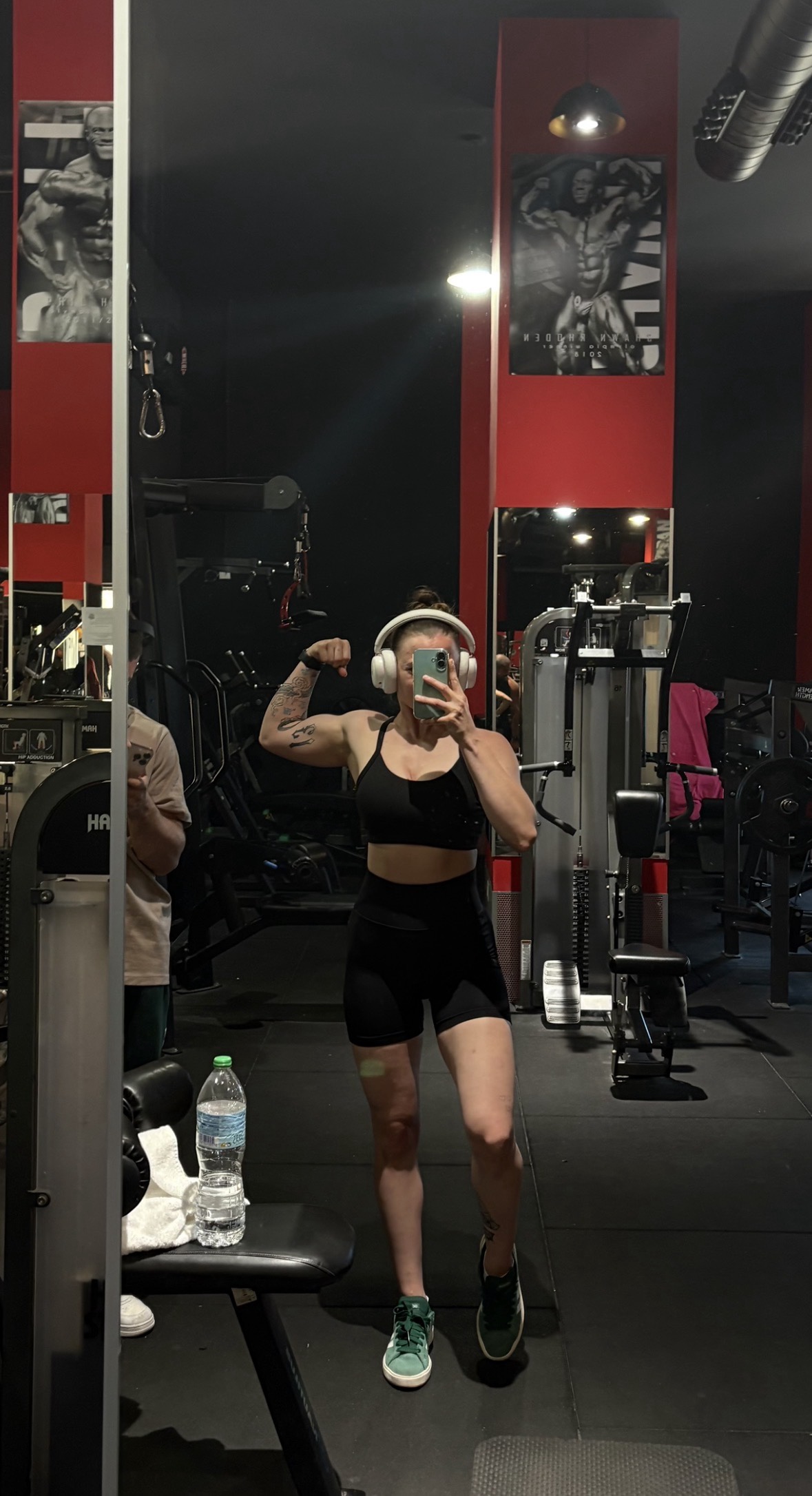 Anais devant un miroir dans sa salle d’entraînement