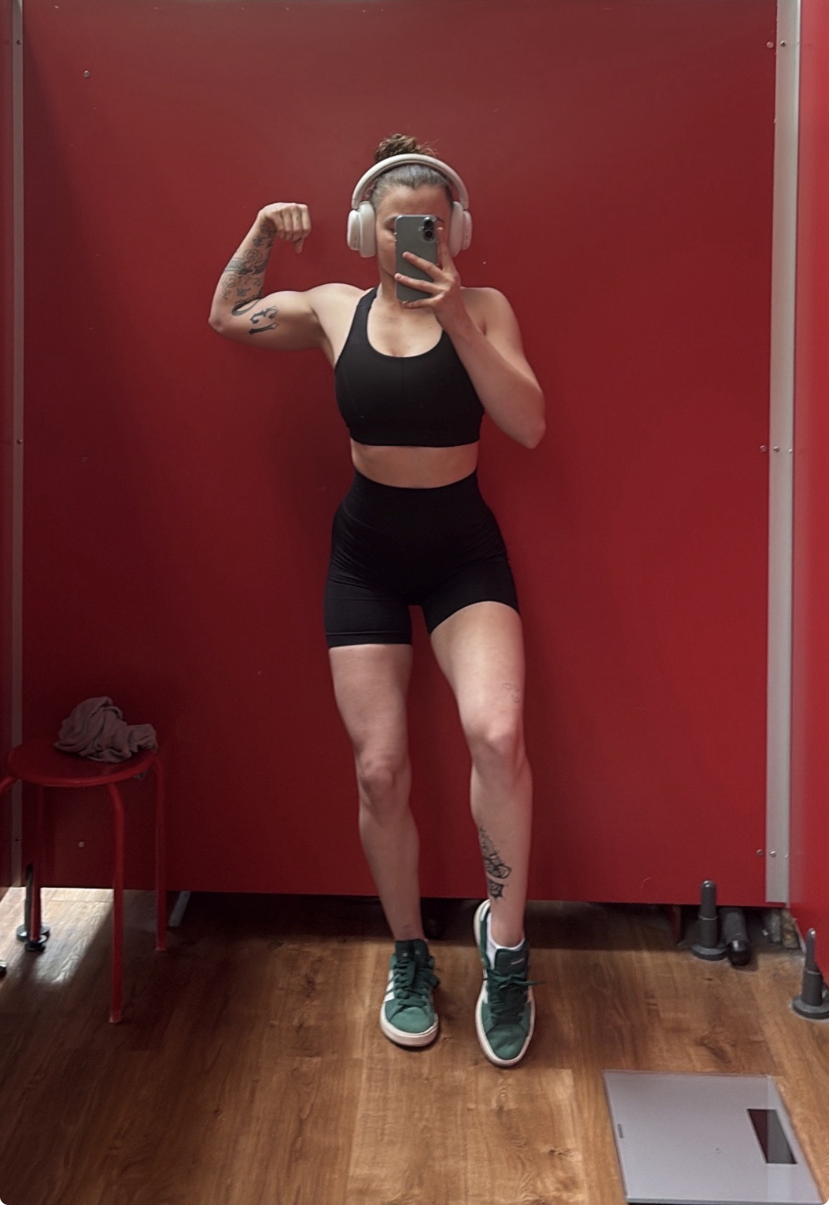 Anais devant un miroir après son entraînement